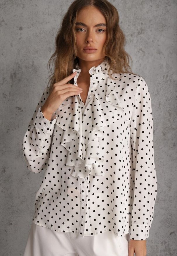 Renee - Biała Falbaniasta Koszula z Wiskozy w Kropki ze Stójką Aegista. Typ kołnierza: kołnierzyk stójkowy. Kolor: biały. Materiał: wiskoza. Wzór: kropki