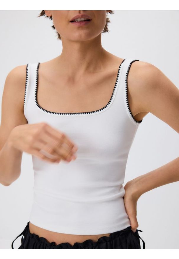 Reserved - Top z modalem - biały. Kolor: biały. Materiał: dzianina