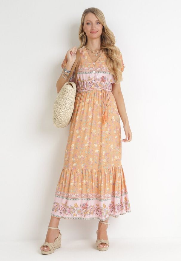 Born2be - Pomarańczowo-Różowa Bawełniana Sukienka Maxi z Gumką w Talii i Cienkim Paskiem z Chwostami Kenadi. Kolor: pomarańczowy. Materiał: bawełna. Długość rękawa: krótki rękaw. Sezon: wiosna, lato. Typ sukienki: rozkloszowane. Długość: maxi