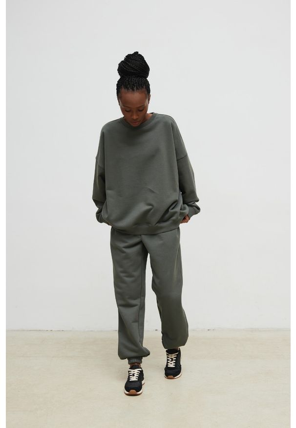 Marsala - Spodnie dresowe typu jogger w kolorze ANTHRACITE - STAGER-L. Stan: podwyższony. Materiał: dresówka. Styl: elegancki