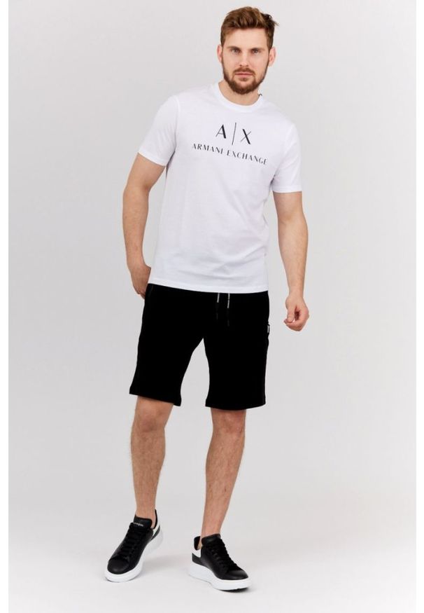 Armani Exchange - ARMANI EXCHANGE Biały t-shirt męski z czarnym logo. Kolor: biały. Materiał: prążkowany