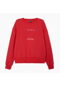Cropp - Bluza z tłoczonym napisem - Czerwony. Kolor: czerwony. Wzór: napisy #1