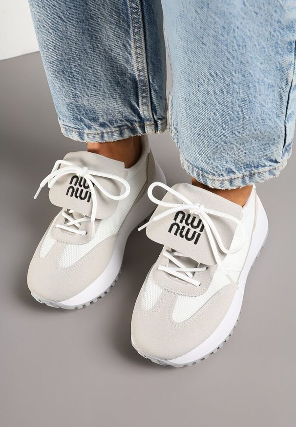 Renee - Biało-Beżowe Sneakersy na Platformie z Geometrycznym Wzorem Aluina. Okazja: na co dzień. Kolor: biały. Materiał: jeans. Wzór: geometria. Obcas: na platformie