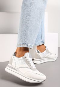 Renee - Białe Sneakersy na Platformie z Metaliczną Wstawką Kariel. Okazja: na co dzień. Kolor: biały. Obcas: na platformie