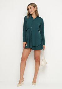 Born2be - Ciemnozielona Asymetryczna Sukienka o Koszulowym Kroju z Gumką w Talii Elodina. Kolor: zielony. Długość rękawa: długi rękaw. Typ sukienki: koszulowe, asymetryczne. Styl: elegancki, sportowy #7