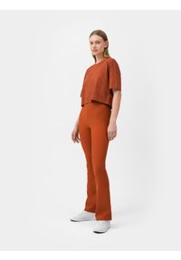 4f - Spodnie dzianinowe z szerokimi nogawkami damskie. Kolor: brązowy. Materiał: dzianina. Wzór: prążki #1