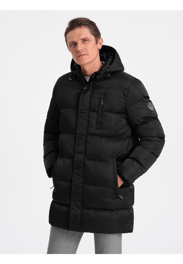 Ombre Clothing - Długa zimowa kurtka męska pikowana o satynowym wykończeniu - czarna V3. Kolor: czarny. Materiał: satyna. Długość: długie. Wzór: nadruk. Sezon: zima. Styl: elegancki
