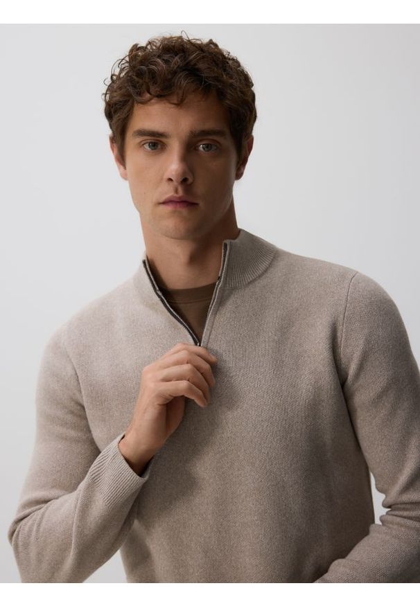 Reserved - Sweter z rozpinanym golfem - beżowy. Typ kołnierza: golf. Kolor: beżowy. Materiał: dzianina