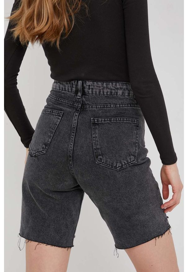 Answear Lab szorty jeansowe damskie kolor czarny gładkie high waist. Okazja: na co dzień. Stan: podwyższony. Kolor: czarny. Materiał: jeans. Wzór: gładki. Styl: wakacyjny