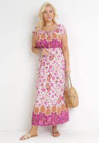 Born2be - Różowo-Biała Bawełniana Sukienka Maxi z Hiszpańskim Dekoltem i Gumkami w Talii Abagal. Typ kołnierza: dekolt hiszpanka. Kolor: różowy. Materiał: bawełna. Wzór: kwiaty. Sezon: wiosna, lato. Typ sukienki: rozkloszowane. Długość: maxi #5