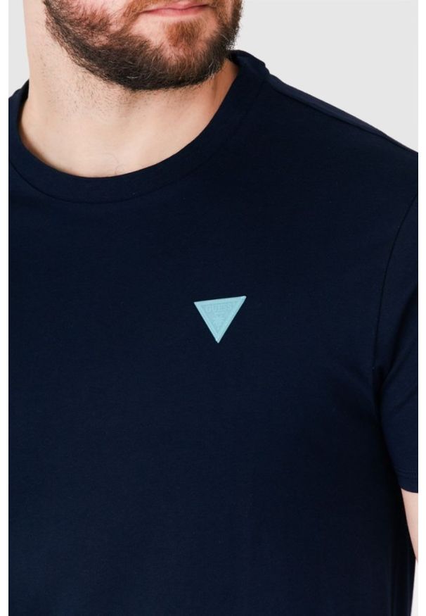 Guess - GUESS Granatowy t-shirt męski z turkusowym logo, Rozmiar S. Kolor: niebieski. Wzór: aplikacja