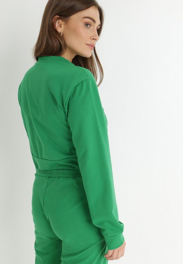 Born2be - Zielona Bluza Crop Top z Wiązaniem Kassima. Okazja: na co dzień. Kolor: zielony. Materiał: bawełna, dresówka, dzianina. Długość: długie. Wzór: aplikacja. Styl: sportowy, klasyczny, casual