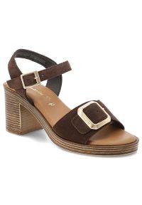 Sandały damskie Tamaris, cholewka ze skóry zamszowej na stabilnym słupku z szerokimi paskami i regulowanym zapięciem przy kostce ozdobione dużą klamr. Okazja: na co dzień. Zapięcie: pasek. Kolor: brązowy. Wzór: aplikacja. Materiał: zamsz, skóra. Sezon: lato. Obcas: na słupku. Styl: casual, elegancki, klasyczny. Wysokość obcasa: średni #9