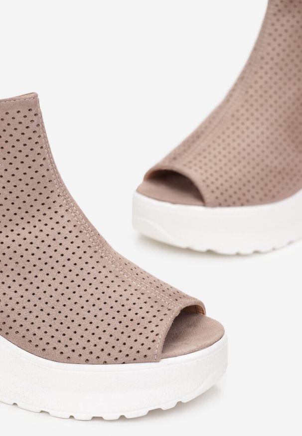 Renee - Ciemnobeżowe Ażurowe Sandały na Koturnie z Noskiem Peep Toe i Odkrytą Piętą Bhanios. Nosek buta: otwarty. Kolor: beżowy. Wzór: ażurowy. Obcas: na koturnie