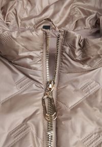 Renee - Brązowa Długa Pikowana Kamizelka z Kapturem i Ozdobną Naszywką Mentape. Typ kołnierza: kaptur. Kolor: brązowy. Długość: długie. Wzór: aplikacja. Styl: sportowy #6