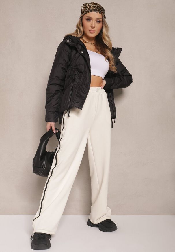 Renee - Czarna Kurtka z Kapturem Sznurkami i Ozdobnymi Przeszyciami Karedia. Okazja: na co dzień. Typ kołnierza: kaptur. Kolor: czarny. Materiał: jeans. Styl: casual, sportowy