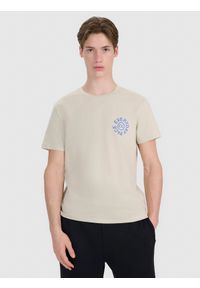 4f - 4F T-shirt regular z nadrukiem męski - beżowy XXL. Okazja: na co dzień. Kolor: beżowy. Materiał: dzianina, bawełna, jersey. Długość rękawa: krótki rękaw. Długość: krótkie. Wzór: nadruk. Styl: klasyczny, sportowy, casual