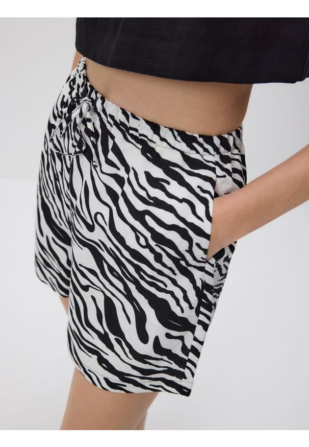 Reserved - Wzorzyste szorty z lnem - złamana biel. Materiał: len