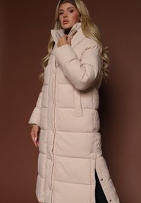 Renee - Jasnobeżowa Zimowa Kurtka z Pikowanymi Przeszyciami Kapturem i Bocznymi Napami Alarisse. Okazja: na imprezę, na co dzień. Kolor: beżowy. Materiał: jeans. Sezon: zima. Styl: casual