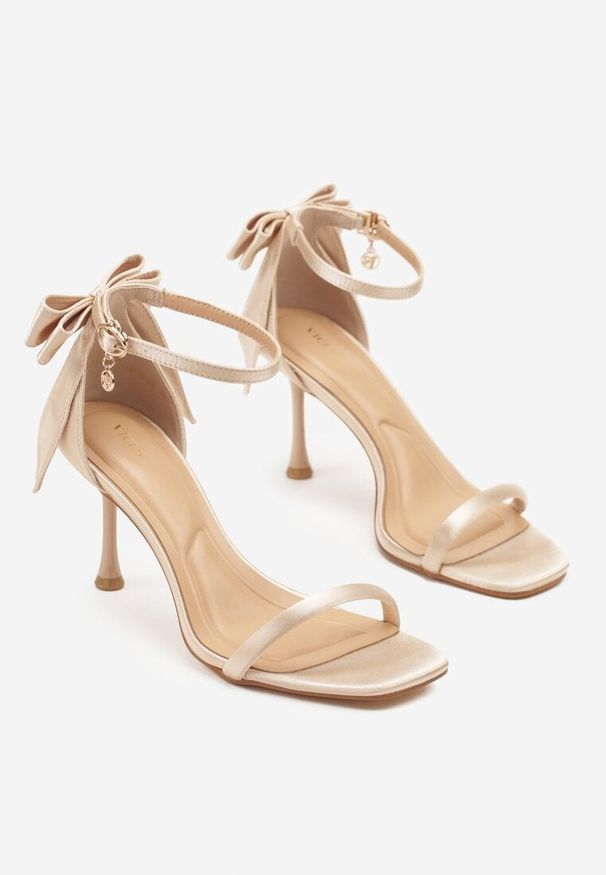 Renee - Beżowe Sandały Vices na Szpilce Ozdobione Kokardą Sarazelle. Okazja: na imprezę. Zapięcie: sprzączka. Kolor: beżowy. Materiał: satyna. Wzór: aplikacja. Obcas: na szpilce