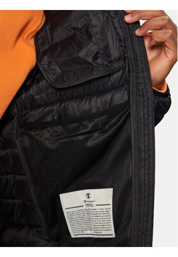 Champion Kurtka zimowa 220340 Czarny Regular Fit. Kolor: czarny. Materiał: syntetyk. Sezon: zima