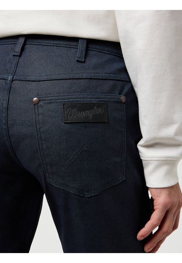 Wrangler - MĘSKIE SPODNIE WRANGLER GREENSBORO INDIGO COATED 112370719