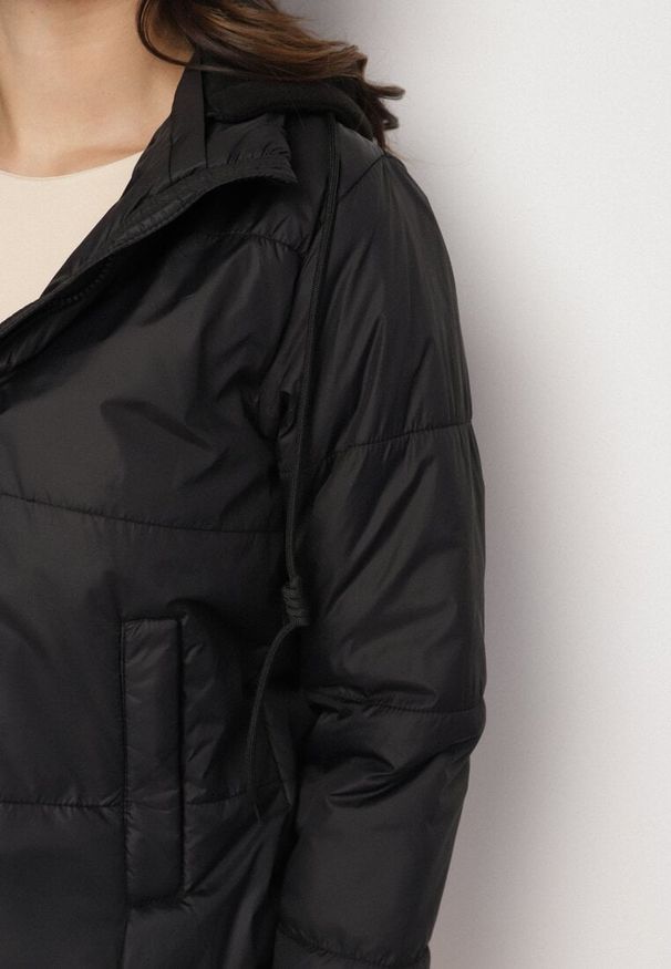 Born2be - Czarna Kurtka Pikowana z Materiałowym Kapturem Odpinanym Jasilea. Okazja: na co dzień. Kolor: czarny. Materiał: materiał. Styl: casual