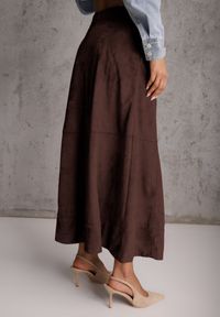 Renee - Brązowa Gładka Spódnica z Imitacji Zamszu o Rozkloszowanym Kroju Nettia. Kolor: brązowy. Materiał: zamsz. Wzór: gładki #5