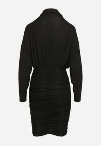 Born2be - Czarna Dopasowana Sukienka z Wiskozą i Koszulową Górą o Kroju Nietoperza z Marszczeniem Cedilie. Kolor: czarny. Materiał: wiskoza. Typ sukienki: koszulowe. Styl: klasyczny, elegancki #3