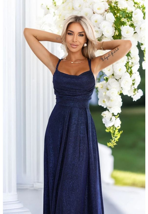 Numoco - Długa sukienka wieczorowa rozkloszowana na ramiączkach granat. Okazja: na wesele, na studniówkę, na imprezę, na ślub cywilny. Typ kołnierza: dekolt gorset. Kolor: czarny. Materiał: materiał, tkanina, elastan. Długość rękawa: na ramiączkach. Typ sukienki: rozkloszowane, gorsetowe. Styl: wizytowy. Długość: maxi