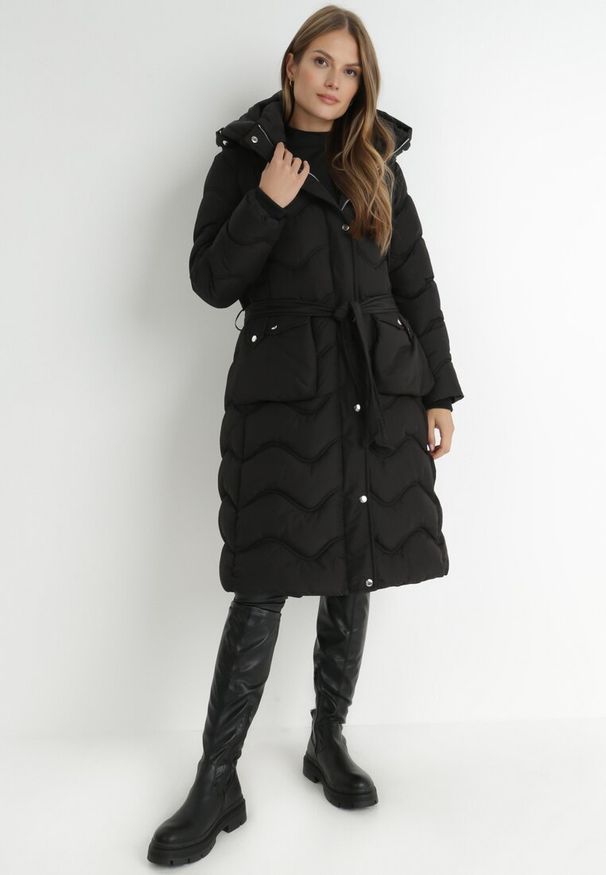 Born2be - Czarna Kurtka Pikowana z Paskiem Jalogi. Okazja: na co dzień. Typ kołnierza: komin. Kolor: czarny. Materiał: wełna, materiał. Długość rękawa: długi rękaw. Długość: długie. Sezon: zima. Styl: casual