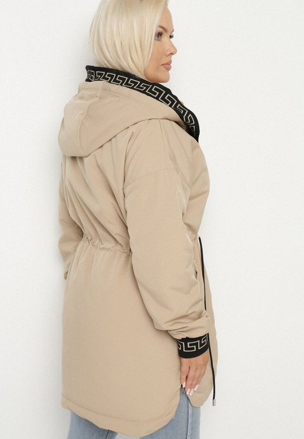 Born2be - Ciemnobeżowa Kurtka Parka z Kapturem Ściągana w Talii Troczkami Velamira. Okazja: na spacer, na co dzień. Typ kołnierza: kaptur. Kolekcja: plus size. Kolor: beżowy. Wzór: aplikacja. Styl: elegancki, casual