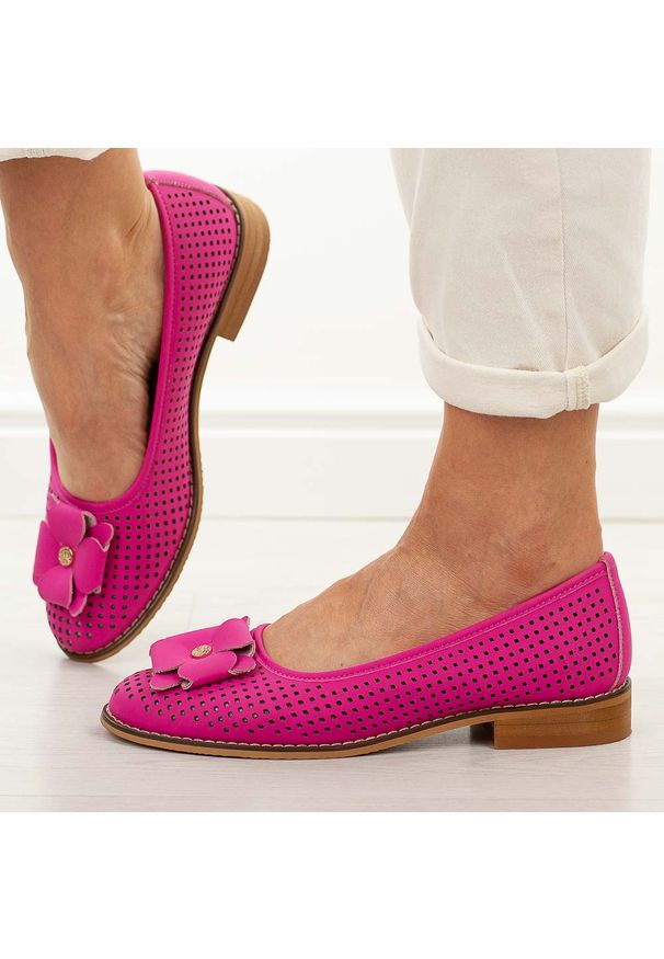Fuksja ażurowe skórzane baleriny damskie Cambell 19416. Okazja: na co dzień, na spacer. Nosek buta: okrągły. Kolor: różowy. Szerokość cholewki: normalna. Wzór: ażurowy. Materiał: skóra. Sezon: wiosna, lato. Obcas: na obcasie. Styl: casual, klasyczny, elegancki