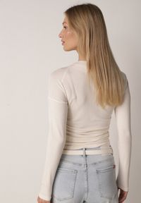 Born2be - Beżowa Bluzka z Bawełną i Wiskozą Ozdobiona Marszczeniem Alexareo. Kolor: beżowy. Materiał: wiskoza, bawełna. Wzór: aplikacja #2