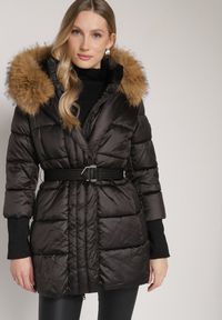 Born2be - Czarna Kurtka z Pikowanymi Przeszyciami Paskiem i Kapturem z Futrem Lidanessa. Okazja: na co dzień. Kolor: czarny. Materiał: futro. Styl: casual #3