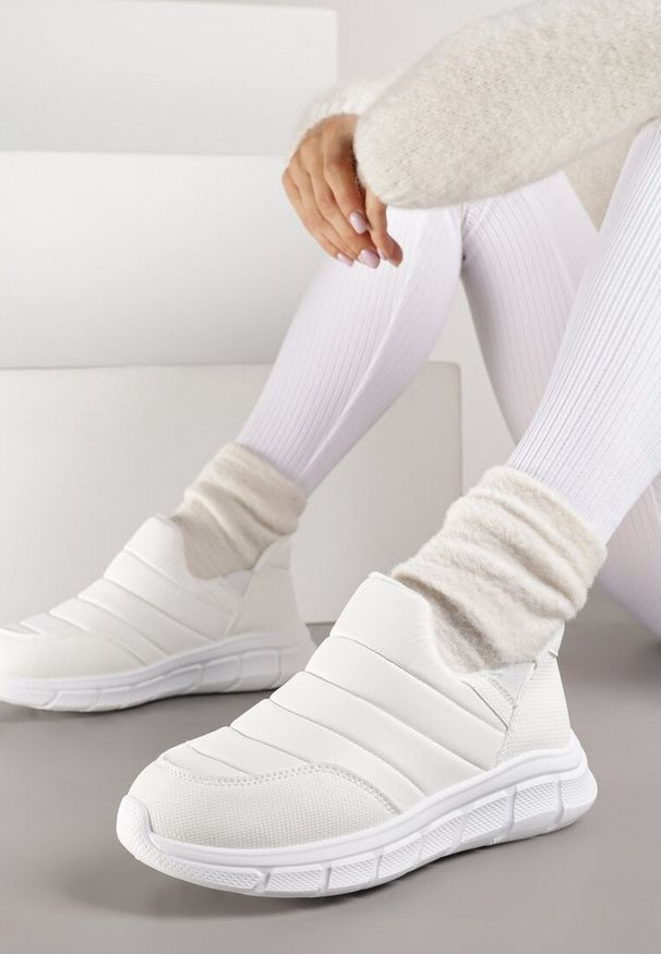 Renee - Białe Sneakersy Śniegowce na Platformie z Tłoczeniem i Pikowaną Cholewką Vermina. Okazja: na co dzień. Kolor: biały. Materiał: dresówka. Szerokość cholewki: normalna. Obcas: na platformie. Styl: casual