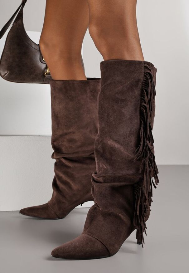 Renee - Brązowe Kozaki z Imitacji Zamszu na Szpilce z Marszczoną Cholewką z Frędzlami Linotris. Okazja: na co dzień. Kolor: brązowy. Materiał: zamsz. Szerokość cholewki: normalna. Obcas: na szpilce. Styl: casual