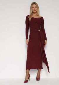 Born2be - Bordowa Dopasowana Sukienka z Ozdobnym Marszczeniem Trenem i Rozcięciem Alutria. Okazja: na wesele, na ślub cywilny. Kolor: czerwony. Długość rękawa: długi rękaw. Typ sukienki: dopasowane #1