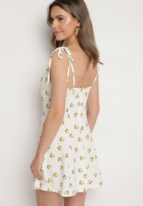 Born2be - Biała Sukienka na Wiązanych Ramiączkach w Cytryny Efrunea. Kolor: biały. Długość rękawa: na ramiączkach. Sezon: lato. Typ sukienki: rozkloszowane
