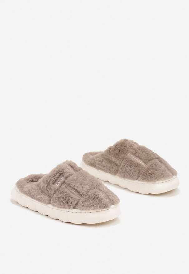 Renee - Ciemnobeżowe Płaskie Futrzane Kapcie z Geometrycznym Wzorem Naoritha. Okazja: do domu. Kolor: beżowy. Materiał: futro. Wzór: geometria. Obcas: na płaskiej podeszwie