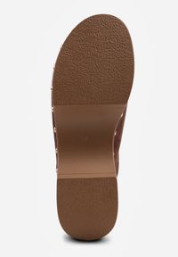 Born2be - Brązowe Klapki Drewniaki w Stylu Mokasynów z Nitami Hanaria. Okazja: na co dzień. Kolor: brązowy. Materiał: jeans, koronka. Wzór: aplikacja. Styl: casual, elegancki #7