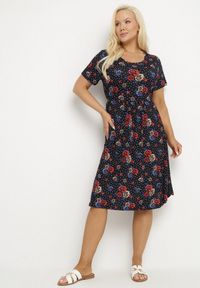 Born2be - Granatowo-Czerwona Rozkloszowana Sukienka w Kwiatowy Wzór Lumilisse. Okazja: na spacer, na co dzień. Kolor: niebieski. Wzór: kwiaty. Styl: klasyczny, casual, elegancki #1