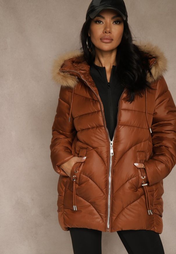 Renee - Brązowa Trapezowa Kurtka z Pikowanymi Przeszyciami i Kapturem z Odpinanym Futrem Deoiala. Okazja: na co dzień. Kolor: brązowy. Materiał: futro. Długość rękawa: długi rękaw. Długość: długie. Styl: elegancki, casual, wizytowy