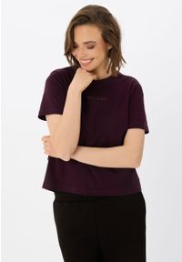Volcano - Koszulka Comfort Fit T-AVI. Kolor: czerwony. Materiał: skóra, materiał, bawełna. Długość: krótkie. Wzór: napisy. Styl: klasyczny