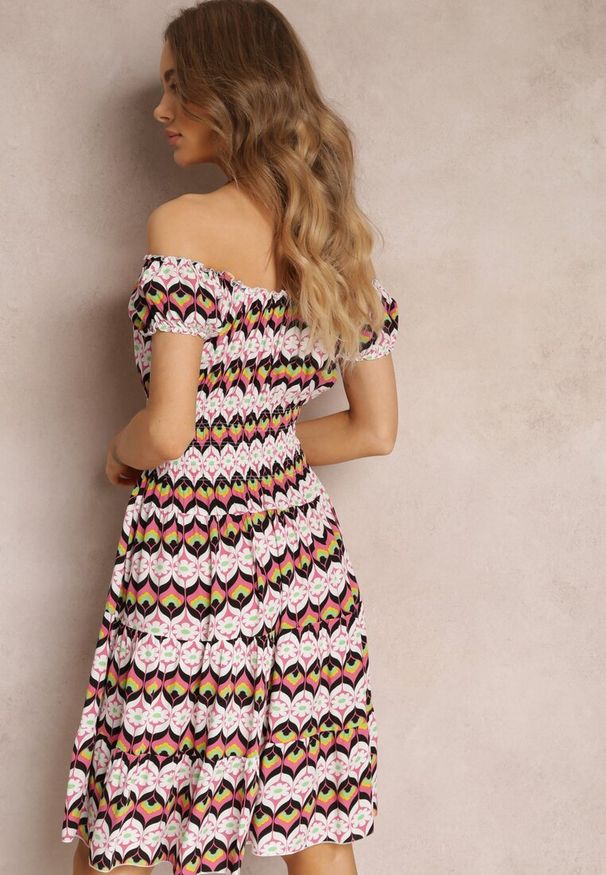Renee - Różowo-Czarna Rozkloszowana Sukienka z Wiskozy w Fantazyjny Print Vanedora. Kolor: różowy. Materiał: wiskoza. Wzór: nadruk. Sezon: lato