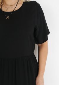 Born2be - Czarna Rozkloszowana Sukienka Maxi Wiązana z Tyłu Zathia. Kolor: czarny. Materiał: materiał. Wzór: ażurowy. Długość: maxi #3