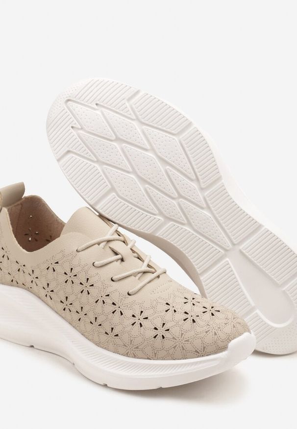 Born2be - Ciemnobeżowe Sneakersy Ozdobione Ażurową Cholewką Eradriella. Okazja: na co dzień, na spacer. Kolor: beżowy. Szerokość cholewki: normalna. Wzór: aplikacja, ażurowy. Sezon: lato. Sport: turystyka piesza