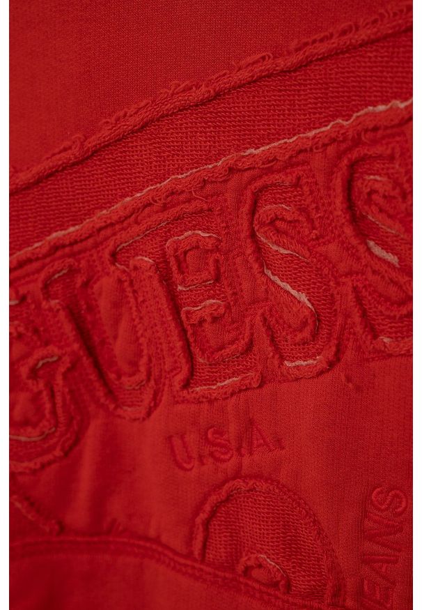 Guess Bluza bawełniana dziecięca kolor czerwony z kapturem z aplikacją. Okazja: na co dzień. Typ kołnierza: kaptur. Kolor: czerwony. Materiał: bawełna. Wzór: aplikacja. Styl: casual