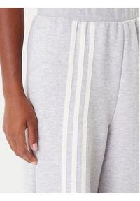 Adidas - adidas Spodnie dresowe Off Placed 3-Stripes KA0833 Szary Wide Leg. Kolor: szary. Materiał: syntetyk, bawełna #4