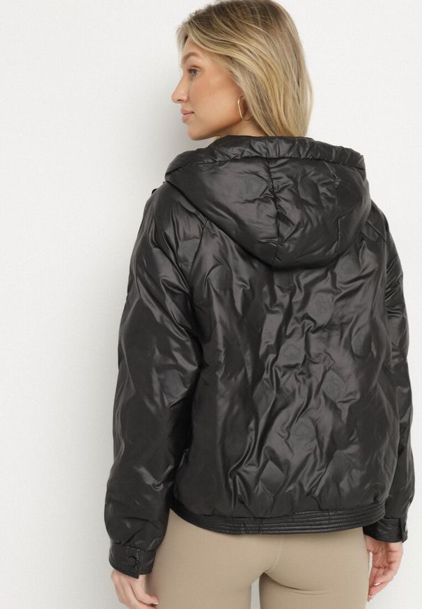 Born2be - Czarna Kurtka Pikowana w Stylu Cargo o Krótszym Fasonie z Kapturem Varedia. Okazja: na co dzień. Typ kołnierza: kaptur. Kolor: czarny. Materiał: jeans. Długość rękawa: długi rękaw. Długość: krótkie. Wzór: moro. Styl: klasyczny, casual, elegancki, militarny